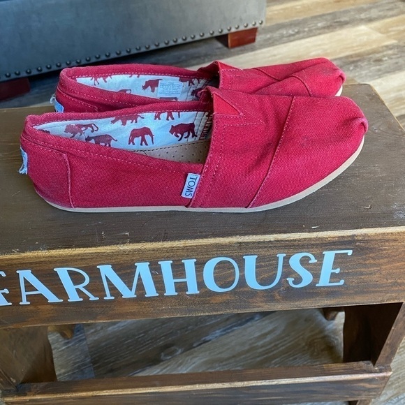 Ladies, red toms, size 9 - Picture 1 of 7
